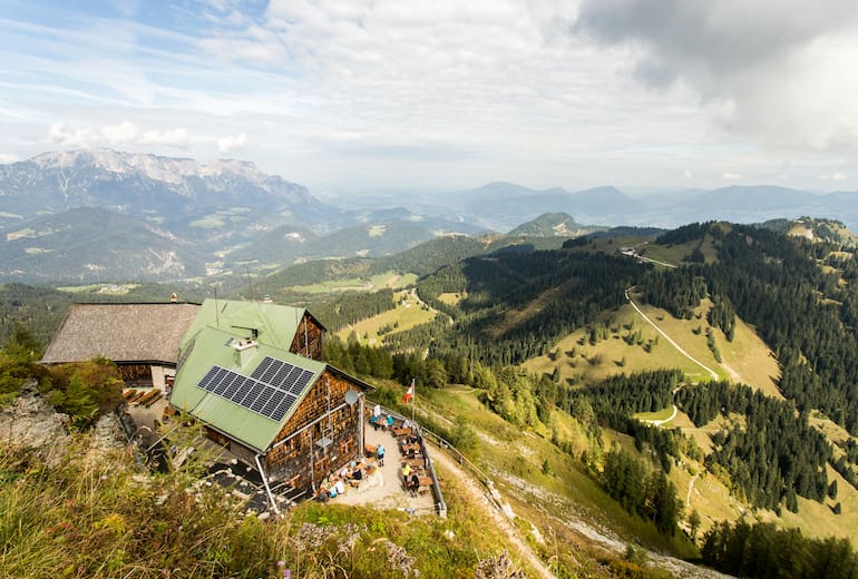 Ursprünglich hätte es Göllhaus heißen sollen, wurde dann aber nach dem legendären Alpinisten Ludwig Purtscheller benannt.
