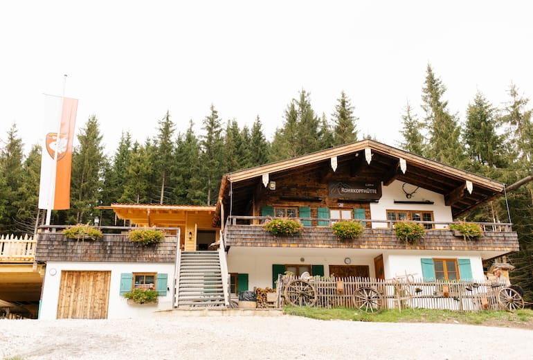 Die Rohrkopfhütte befindet sich am Schwangauer Tegelberg bei Füssen im bayerischen Allgäu.