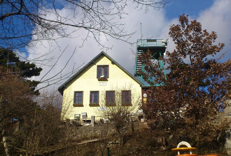 Die Rudolf-Proksch-Hütte befindet sich auf dem Pfaffstättner Kogel (Anninger) am südlichen Rand des Wienerwaldes