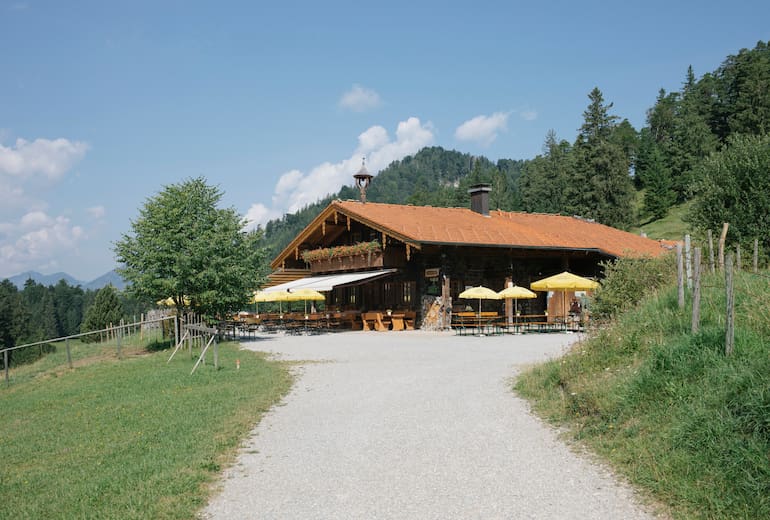 Die bewirtete Salober Alm liegt oberhalb des Alatsees im Tiroler Vils im Bezirk Reutte.