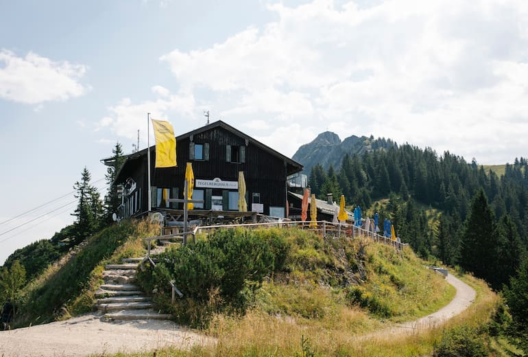 Die Berggaststätte Tegelberghaus liegt am Schwangauer Tegelberg bei Füssen in den Ammergauer Alpen.