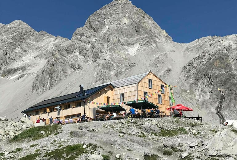 Die Totalphütte vor dem Zirmenkopf