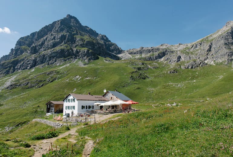 Die Widdersteinhütte befindet sich südseitig des imposanten Widdersteins (2.533 m) in den Allgäuer Alpen .