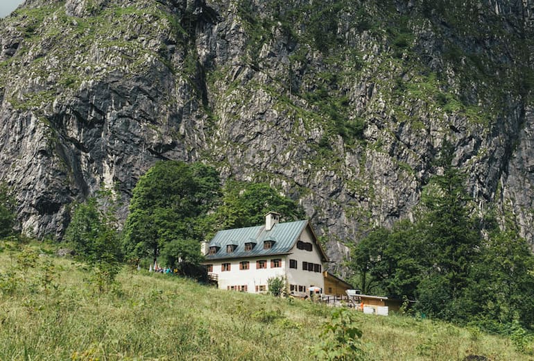 Das Wimbachschloss liegt im Nationalpark Berchtesgaden, zwischen dem Hochkalter und dem Watzmann.