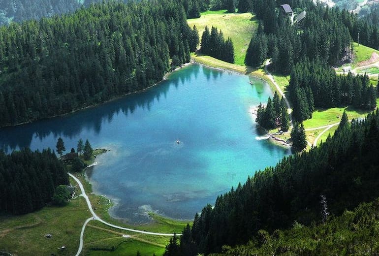Das kristalklare Wasser des Arnisee
