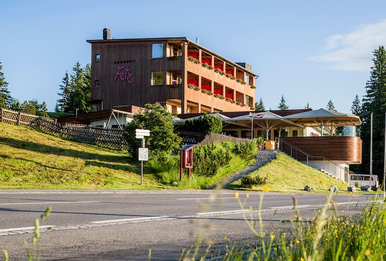 Hotel Berghof Fetz Aussenansicht Sommer